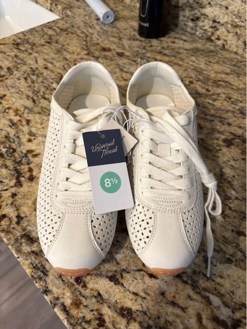 Universal Thread Jojo sneakers Off White 8 1/2 brand new